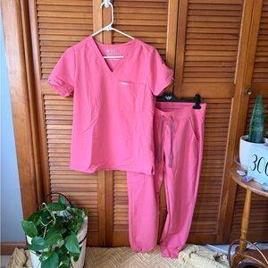 Pink Figs technical collection jogger scrubs size S, SP